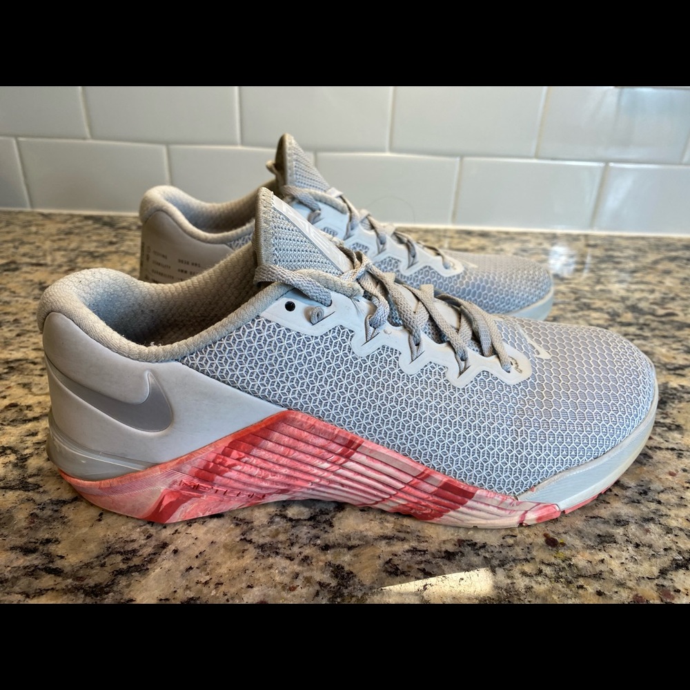 Nike Ladies 7 Metcon-5 Pure Platinum Pink Oil Grey Training Sneakers Size 9.5